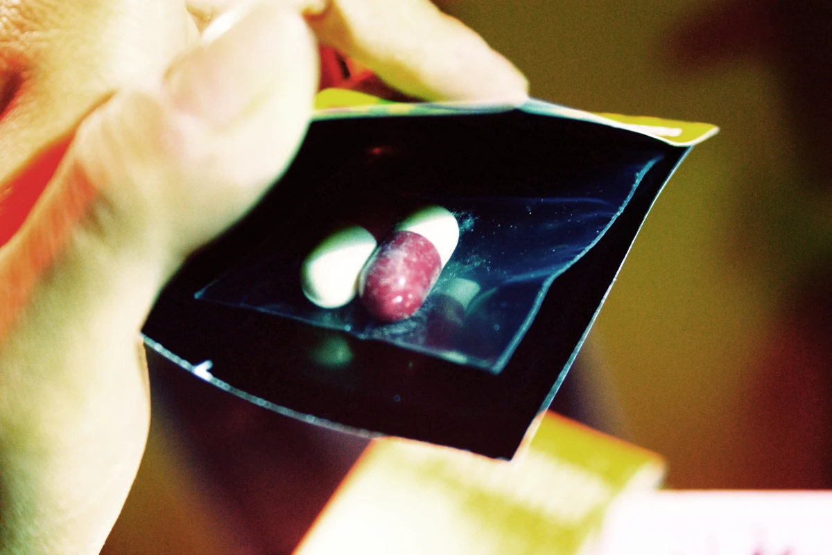 ​Dopalacze będą traktowane jak narkotyki. Za posiadanie znacznej ilości tych nowych środków psychoaktywnych będzie groziło do 3 lat więzienia, a za handel nimi nawet na 12 lat. Rada Ministrów przyjęła w środę projekt nowelizacji ustawy o przeciwdziałaniu narkomanii i ustawy o Państwowej Inspekcji Sanitarnej, przedłożony przez ministra zdrowia.