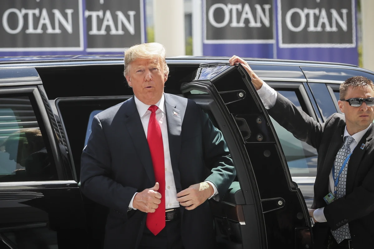 Prezydent USA Donald Trump powiedział w środę przywódcom krajów NATO na zamkniętej sesji, że chce, by zwiększyli oni wydatki obronne nie do 2, ale do 4 proc. PKB. Sekretarz generalny Sojuszu odpowiedział, że najpierw trzeba dojść do uzgodnionych 2 proc. PKB. O słowach amerykańskiego przywódcy, które padły podczas szczytu NATO, poinformowały źródła w kwaterze głównej Sojuszu Północnoatlantyckiego. Później potwierdziła je rzeczniczka Białego Domu Sarah Sanders.