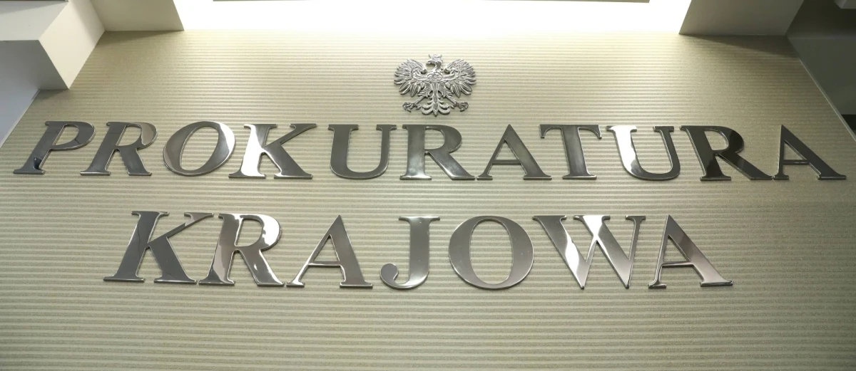 Zapoznałem się z dowodami zebranymi w sprawie oraz zeznaniami świadków i w mojej ocenie nie ma tam ani jednego dowodu na to, że nie wypełniałem swoich obowiązków - napisał w środę w oświadczeniu były wiceminister finansów Jacek Kapica. Oświadczenie wydał w związku ze skierowaniem w jego sprawie przez prokuraturę aktu oskarżenia do sądu. Jak przekazała PAP rzeczniczka PK prok. Ewa Bialik, były wiceminister w rządzie PO-PSL pełniący też funkcję szefa Służby Celnej "został oskarżony o popełnienie dwóch przestępstw umyślnego niedopełnienia obowiązków w celu osiągnięcia korzyści majątkowej".
