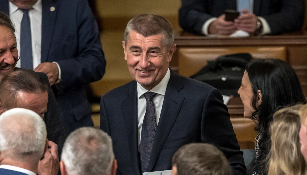 Po wielogodzinnej debacie 105 posłów, czyli większość Izby Poselskiej parlamentu wyraziła zaufanie dla rządu Andreja Babisza. Miał poparcie tworzących gabinet ugrupowań - ruchu Ano, partii socjaldemokratycznej (CzSSD) i tolerującej gabinet partii komunistycznej Czech i Moraw (KSCzM).