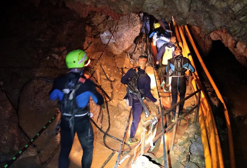 O akcji ratowniczej 12 chłopców z drużyny piłkarskiej i ich trenera, którzy przez ponad dwa tygodnie byli uwięzieni w jaskini w Tajlandii, zostanie nakręcony hollywoodzki film - pisze w czwartek, 12 lipca, AFP. Nakręci go chrześcijańskie studio filmowe Pure Flix z USA.