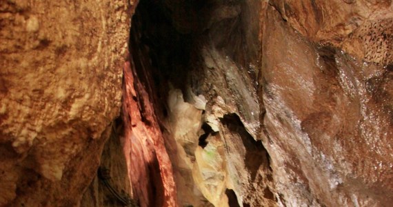 Po trwających dwa miesiące pracach zabezpieczających, Jaskinia Mroźna w Tatrach została ponownie otwarta dla turystów. Pracownicy Tatrzańskiego Parku Narodowego (TPN) zabezpieczyli niestabilne skały powyżej szlaku zejściowego z jaskini. 