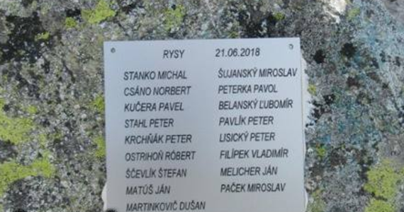 Nawet 10 tysięcy euro kary grozi słowackim kolejarzom, którzy swoje wejście na Rysy upamiętnili przytwierdzając na słowackim wierzchołku szczytu specjalną tablicę i fragment hamulca pociągu. 