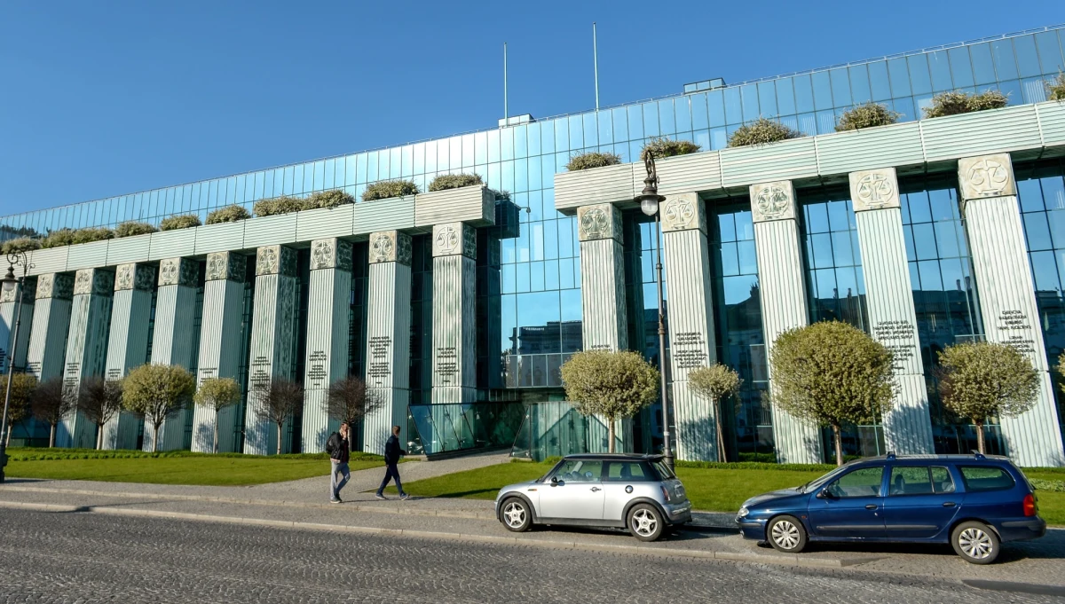 Prawo i Sprawiedliwość chce przyspieszyć wybór I prezesa Sądu Najwyższego. Do Sejmu wpłynął właśnie kolejny już projekt zmian ustawy o Sądzie Najwyższy. Kluczowy zapis dotyczy wyboru następcy Małgorzaty Gersdorf. W nowelizacji czytamy, że do wskazania prezydentowi kandydata na I prezesa SN wystarczy obsadzenie 2/3 stanowisk w Sądzie Najwyższym.