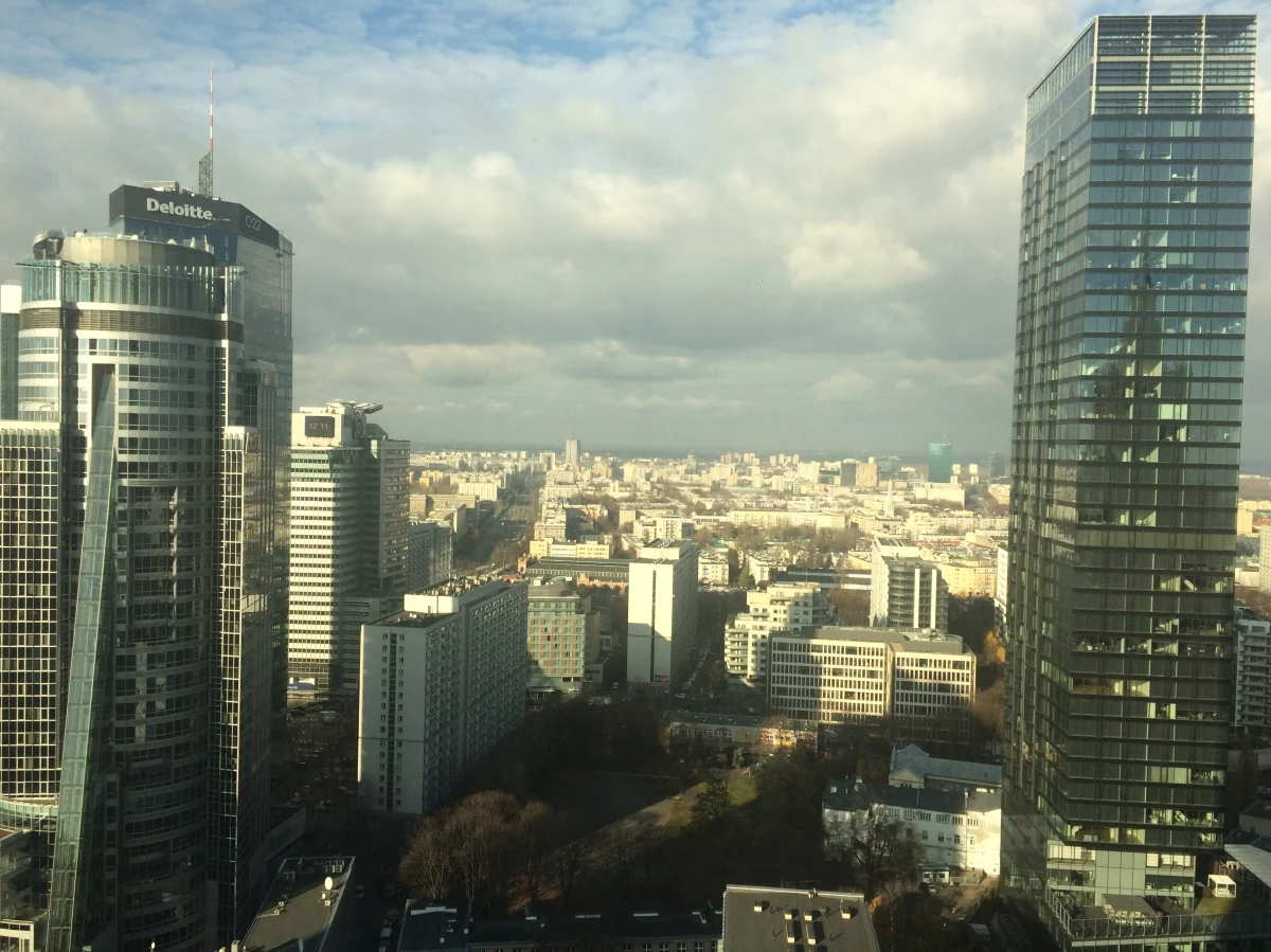 Przez ponad dwie godziny nie było prądu w centrum Warszawy. Awaria zasilenia dotknęła między innymi ministerstwo edukacji, Ministerstwo Spraw Zagranicznych i dawną siedzibę MON, w której obecnie pracuje podkomisja smoleńska Antoniego Macierewicza.