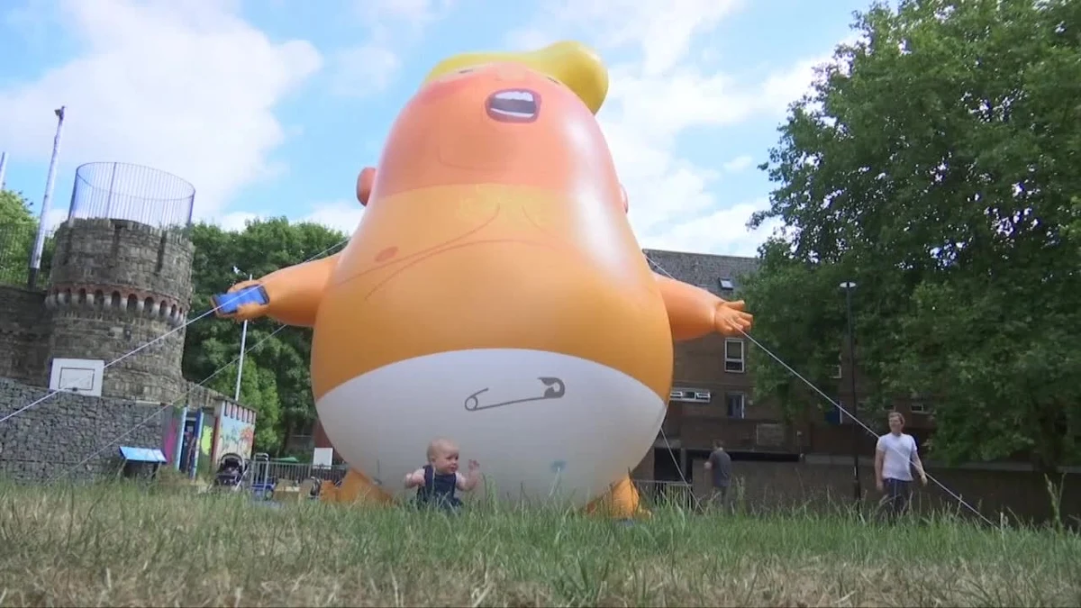 Z trzydniową wizytą do Wielkiej Brytanii przybywa amerykański prezydent Donald Trump. Głównym tematem rozmów z premier Theresą May będą przyszłe kontakty handlowe między dwoma krajami po Brexicie. Na amerykańskiego prezydenta czekać będą w Londynie protesty, i to nie tylko na ziemi. Nad centralną dzielnicą miasta, nieopodal parlamentu, uniesie się kilkumetrowy balon przestawiający Trumpa jako dziecko – jest w pampersie z agrafką i z komórką w dłoni. 