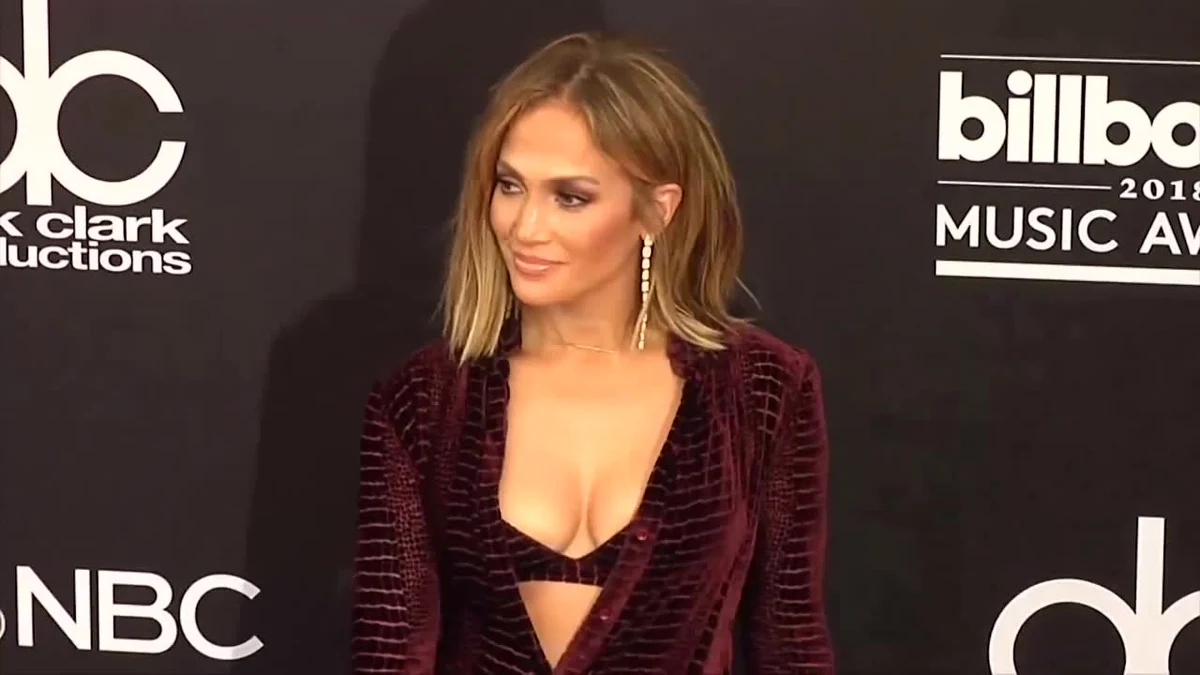 Jennifer Lopez nawiązała współpracę z aplikacją randkową Tinder. Wokalistka rozpoczęła kolaborację od nagrania spotu. Udziela w nim porad miłosnych kobiecie imieniem Brooke. Chce pomóc jej w znalezieniu idealnego mężczyzny. W materiale podpowiada też, co napisać do wybranych kandydatów.