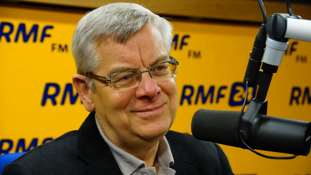 „Podzielam ten pogląd, że nie czas na świętowanie, skoro mamy do czynienia z codziennym mordowaniem polskiego parlamentaryzmu” - tak na pytanie o powody nieobecności podczas obchodów 550. rocznicy powstania polskiego parlamentaryzmu odpowiadał w Rozmowie w samo południe w RMF FM Tomasz Nałęcz. Historyk stwierdził, że w Sejmie „marszałek Kuchciński zachowuje się tak, jak mężczyzna który bije swoją rodzinę”. Marcin Zaborski pytał też naszego gościa jak rozumieć słowa Bronisława Komorowskiego, który kiedy był prezydentem apelował o zgodę, a teraz nie chce świętować ważnych uroczystości państwowych z prezydentem Andrzejem Dudą: „Należy to interpretować w jeden sposób. Żeby szanować prezydenta musi on wypełniać swoje podstawowe obowiązki. Prezydent Duda konstytucję wielokrotnie złamał” – mówił były doradca Komorowskiego. Były wicemarszałek Sejmu odniósł się również do kwestii założenia nowego ruchu politycznego przez Roberta Biedronia. Uznał, że nie czeka na jego stworzenie. Nałęcz odniósł się też do słów prezydenta Słupska, który powiedział, że „PO i PiS obawiają się, że Biedroń pójdzie w Polskę i założy coś, co zmiecie je ze sceny politycznej”. Nałęczowi to stwierdzenie się nie spodobało. „Radziłbym Biedroniowi żeby nie wymieniał jednym tchem PO i PiS, bo jeśli ktoś wymienia jednym tchem PO i PiS, to leje miód na serce PiS-u”.