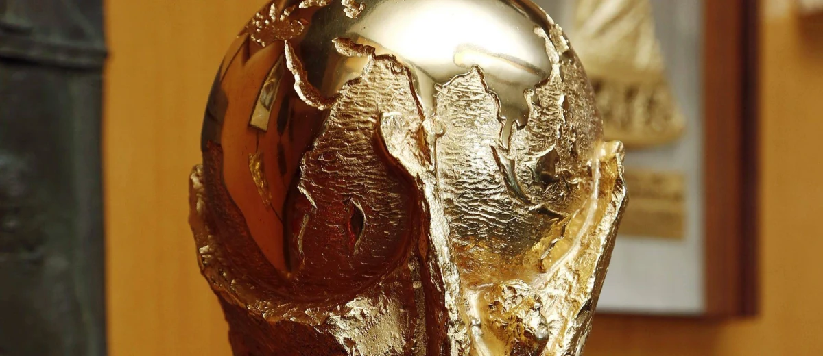 W niedzielę w Moskwie meczem Francji z Chorwacją zakończy się rywalizacja o najcenniejsze piłkarskie trofeum - Puchar Świata. Nagrodą dla najlepszej drużyny globu jest okazały puchar - mierzący 36 cm, wykonany z 18-karatowego złota i ważący nieco ponad sześć kilogramów.