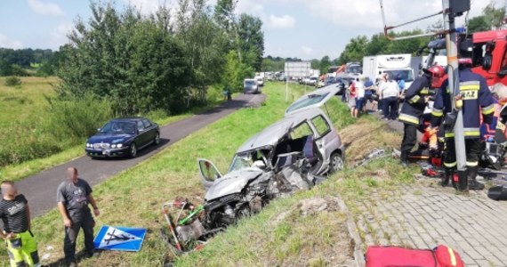 Do poważnego wypadku doszło na drodze nr 94 w Bolesławiu w Małopolsce. W zdarzeniu brała udział karetka, samochody zderzyły się w rejonie skrzyżowania. Niestety w wypadku zginęła jedna osoba.