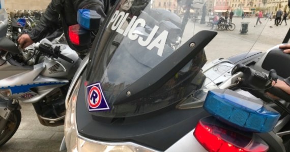 W wypadku zginął policjant z Komendy Powiatowej Policji w Chełmnie (Kujawsko-Pomorskie), który pełnił służbę na motocyklu - poinformowała w piątek Komenda Główna Policji. Tym samy potwierdziły się informacje RMF FM. Policja poszukuje świadków tego zdarzenia.