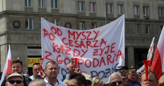 Na Placu Konstytucji w Warszawie rolnicy demonstrowali przeciw niskim cenom skupu produktów rolnych. Domagali się, by przetwórnie więcej płaciły za owoce. Protest zorganizowało Stowarzyszenie Polskich Producentów Ziemniaków i Warzyw.