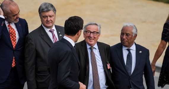 Szef KE Jean-Claude Juncker podczas szczytu NATO był pod wpływem alkoholu, czy to była raczej dokuczliwa rwa kulszowa? Pytali o to rzecznika KE dziennikarze z całego świata podczas konferencji prasowej. Szokujące nagranie filmowe, na którym widać, jak szef KE zatacza się i jest podtrzymywany między innymi przez premierów Holandii i Portugalii, krąży w sieci. 