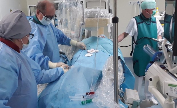 Pionierska operacja w Instytucie Centrum Zdrowia Matki Polki w Łodzi: 33-letniej pacjentce – która miała 4-centymetrową dziurę w sercu – wszczepiono wielką zapinkę bez otwierania klatki piersiowej. Urządzenie wprowadzono przez naczynie krwionośne, a w sercu rozłożono, jak parasol.