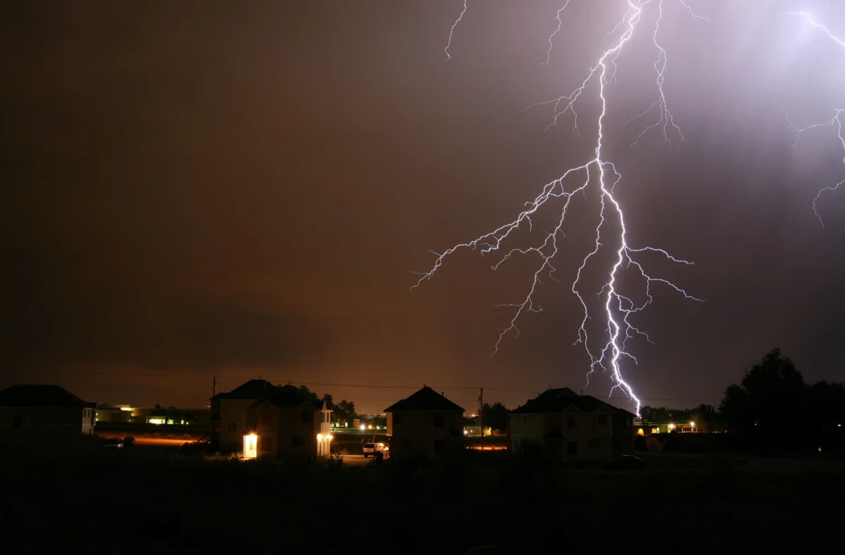 Instytut Meteorologii i Gospodarki Wodnej ostrzega w piątek przed intensywnymi opadami deszczu w czterech województwach. Prawdopodobne są też burze z gradem. Przejaśnienia możliwe dopiero w niedzielę.