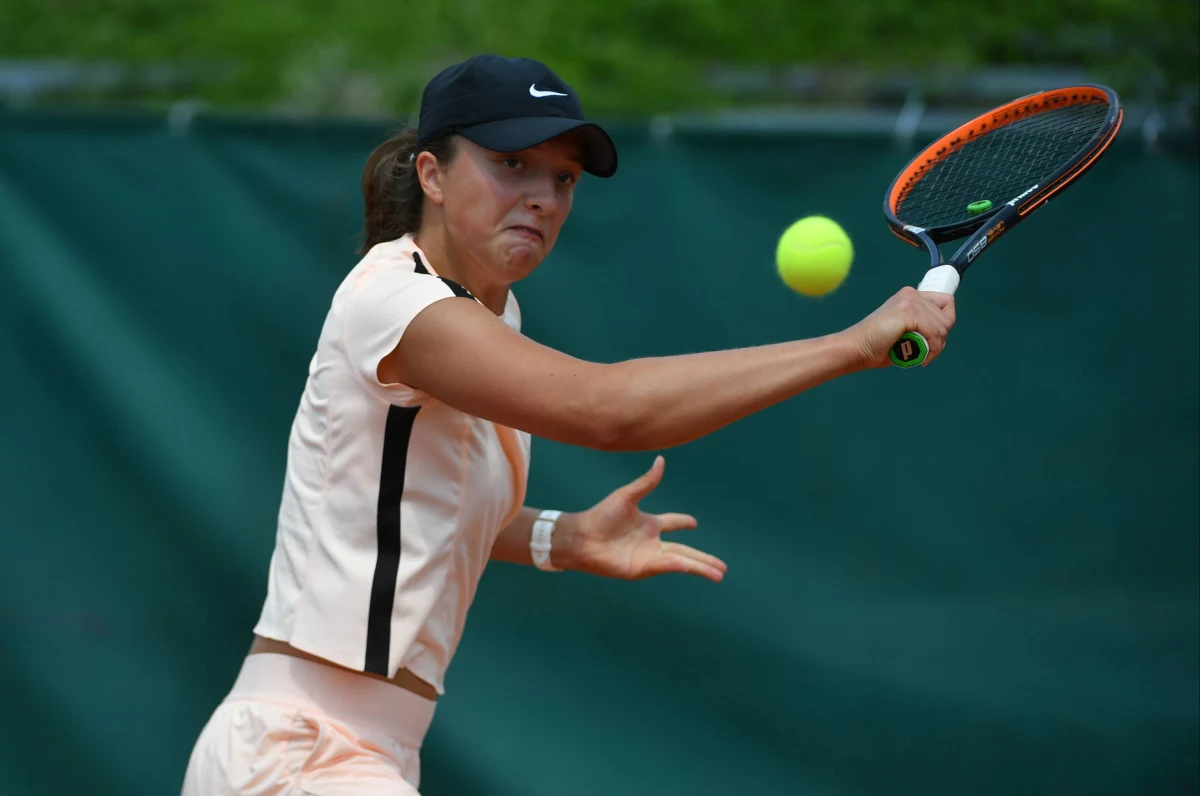 Iga Świątek pokonała rozstawioną z "czwórką" chińską tenisistkę Xinyu Wang 7:5, 7:6 (7-1) w półfinale rywalizacji juniorek w Wimbledonie. 17-letnia Polka po raz pierwszy zagra o tytuł w singlowych zmaganiach w Wielkim Szlemie.