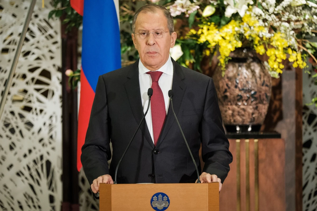 ​"W ideale chcielibyśmy się porozumieć ws. wznowienia komunikacji i udrożnienia jej kanałów, ażebyśmy mogli pracować nad zbliżeniem stanowisk we wszystkich trudnych kwestiach" - powiedział w piątek szef rosyjskiego MSZ w wywiadzie, jakiego udzielił stacji RT. Występując w programie "Politicking", który w prokremlowskiej telewizji RT prowadzi od 2013 r. nestor amerykańskiego dziennikarstwa Larry King, Siergiej Ławrow zaznaczył, że Rosja i Stany Zjednoczone powinny pozostawać w stałym kontakcie nie tylko w odniesieniu do kwestii spornych, "ale także tych, w przypadku których już teraz możemy owocnie współpracować w interesie naszych krajów i całej wspólnoty międzynarodowej, np. w tym, co dotyczy strategicznej stabilności".