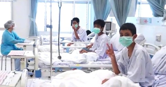 ​Chłopcy, których w skomplikowanej akcji ratowniczej wyciągnięto z zalanej wodą jaskini na północy Tajlandii, w czwartek zostaną wypuszczeni ze szpitala - poinformował minister zdrowia tego kraju Piyasakol Sakolsatayadorn.