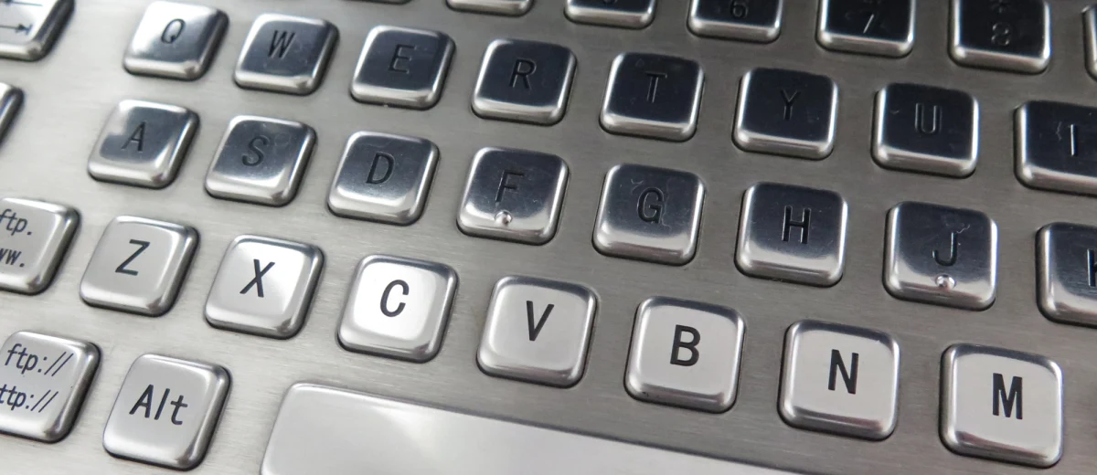 ​Inicjatorem dyskusji nad wyłączeniem 4 lipca polskiej Wikipedii był prof. Dariusz Jemielniak. Decyzję podjęło tego samego niespełna 30 osób. To tempo nie spodobało się społeczności Wikipedii; rozgorzała dyskusja o tym, jak reagować na podobne sytuacje w przyszłości.