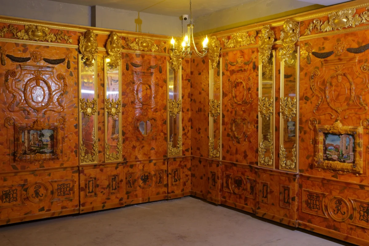 ​O bursztynowej komnacie słyszał niemal każdy. To bez wątpienia jedna z najgłośniejszych historii związanych z zaginionymi skarbami. Choć, co ciekawe, samym arcydziełem wykonanym na zlecenie króla pruskiego Fryderyka I interesowali się początkowo tylko pasjonaci sztuki. Rozgłos komnata zyskała dopiero po zaginięciu, gdy ruszyła ogromna akcja jej poszukiwania. Pierwsze ustalenia mogą zaskakiwać. Natomiast poszukiwania samych tropów arcydzieła ze złota i bursztynu wciąż trwają.