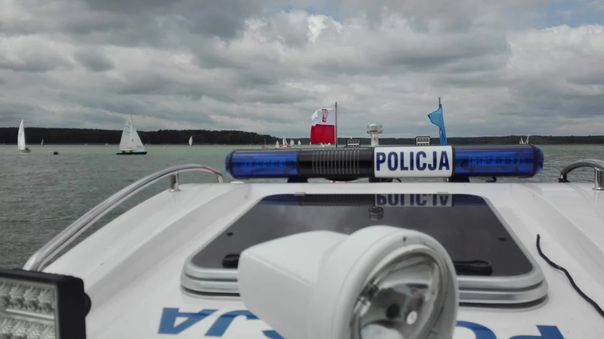 Po godzinie pierwszej nad ranem ratownicy otrzymali zgłoszenie o zaginięciu łodzi motorowej, którą dwóch mężczyzn wypłynęło na jezioro Otmuchowskie. Ponieważ istniało zagrożenie, że łódź uległa wypadkowi, na poszukiwania zaginionych ruszyła policja, ratownicy WOPR i sześć jednostek straży pożarnej.