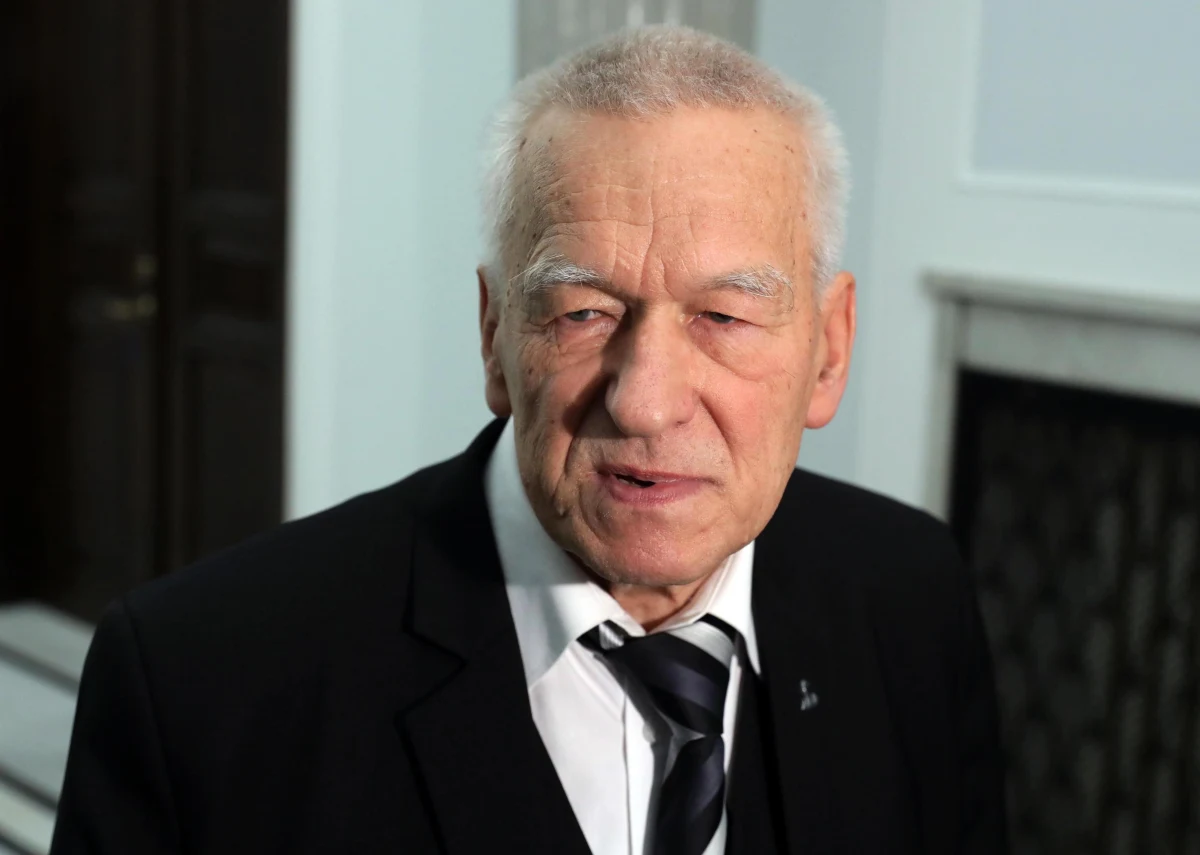 ​Polska powinna przestać uzależniać poprawę stosunków z Rosją od kwestii zwrotu wraku ze Smoleńska - tak w rozmowie z reporterem RMF FM mówi marszałek senior polskiego Sejmu Kornel Morawiecki. "Zwróćmy się do nich o poprawę stosunków, a jak będzie poprawa, to oni ten wrak zwrócą" - twierdzi. Kornel Morawiecki nie ma także zamiaru wycofywać się ze swojego wywiadu z 3 lipca udzielonego kremlowskiej agencji prasowej RIA Novosti. W tym wywiadzie, co szeroko opisywała rosyjska propagandowa prasa, Kornel Morawiecki ostro skrytykował swojego syna, premiera Mateusza Morawieckiego. Stwierdził wtedy, że jest bardzo rozżalony faktem, że polski rząd zwraca Polaków przeciwko Rosjanom. Skrytykował premiera za to, że nie powiedział ani słowa o poprawie stosunków z Moskwą w swoim expose, oraz że władze pozwalają na niszczenie sowieckich pomników w Polsce. "Oczywiście, nie chcę osłabiać żadnego premiera Polski, ani swojego syna, ale myślę, że zbliżenie z Rosją nas wzmocni na arenie międzynarodowej" - podkreślił Kornel Morawiecki. 