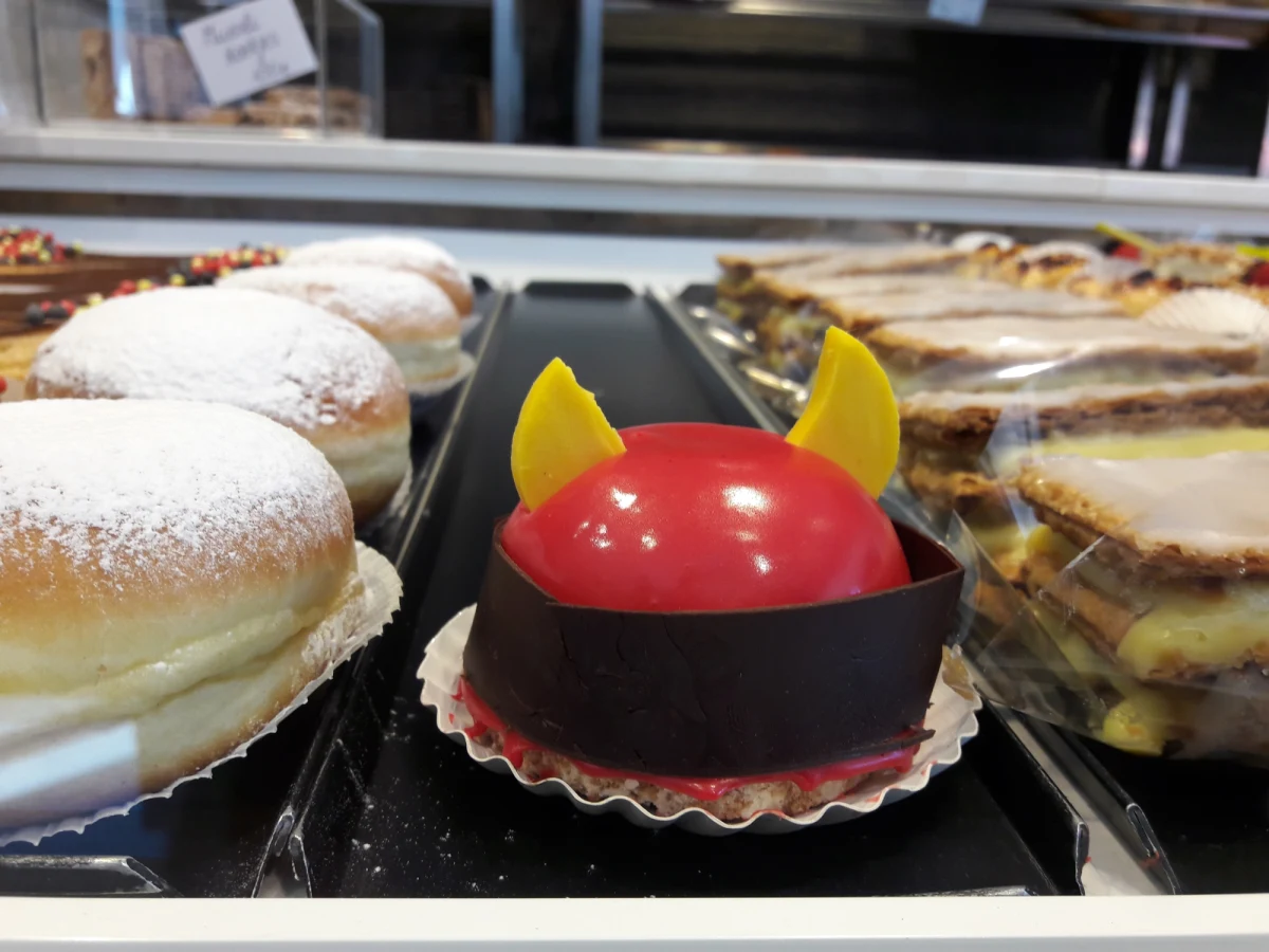 Wiele sklepów w Belgii będzie dzisiaj zamkniętych od 16. To o tej godzinie rozpoczyna się mecz Belgia – Anglia o brązowy medal na mistrzostwach świata w Rosji. Nasza dziennikarka Katarzyna Szymańska – Borginon odwiedziła cukiernię, która bardzo solidnie przygotowała się do meczu…