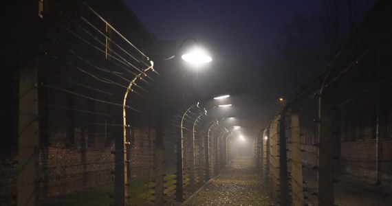 Policja zatrzymała Węgrów podejrzanych o kradzież cegieł z budynku ruin krematorium Muzeum Auschwitz-Birkenau. Mężczyźni zostali zauważeni przez ochronę placówki. 