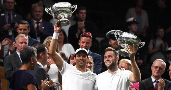 ​Rozstawieni z numerem siódmym Mike Bryan i Jack Sock wygrali rywalizację deblistów wielkoszlemowego Wimbledonu. W finale londyńskiej imprezy amerykańscy tenisiści pokonali Ravena Klaasena z RPA i Nowozelandczyka Michaela Venusa 6:3, 6:7 (7-9), 6:3, 5:7, 7:5.