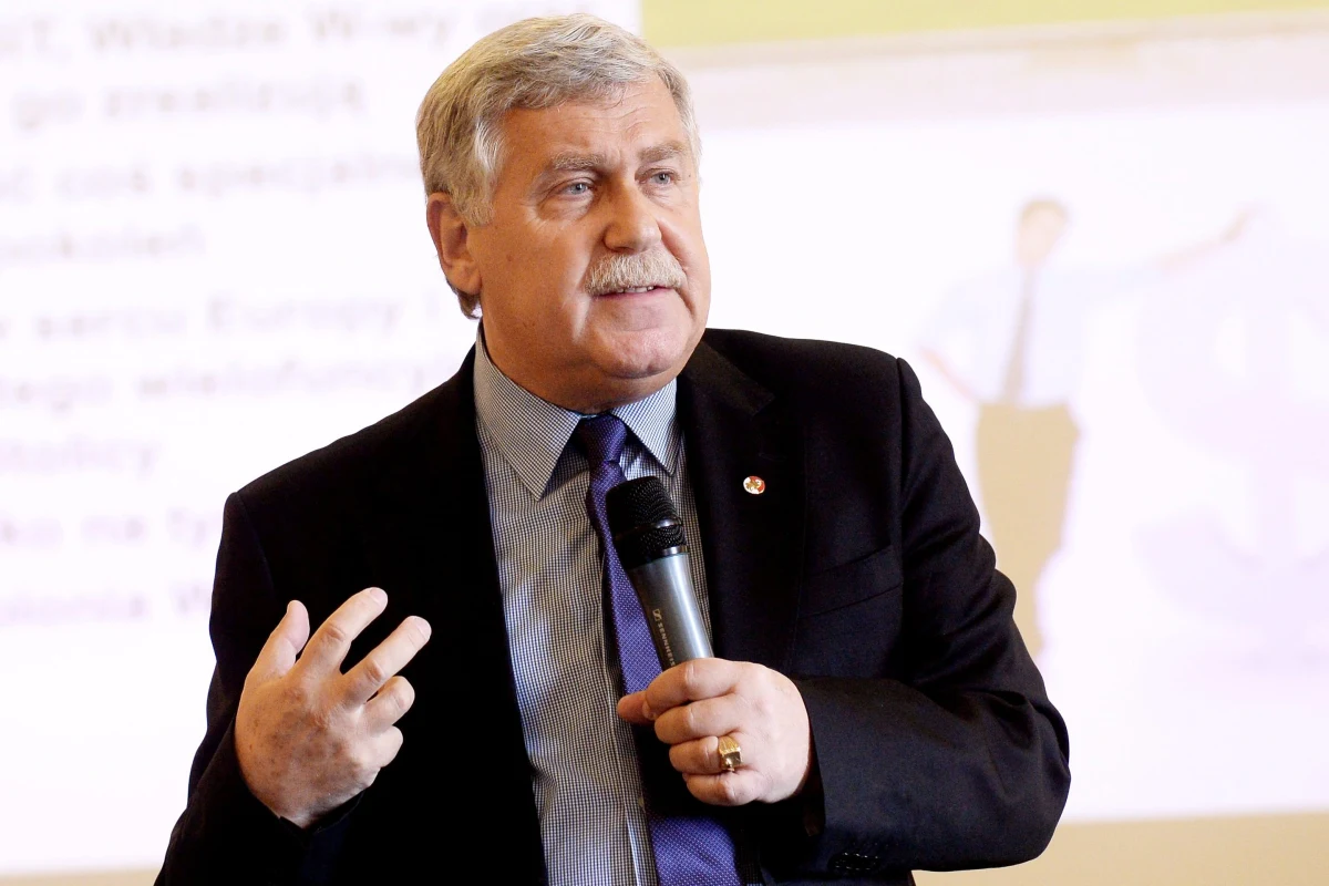 "Świetnie skomponowany zespół, złożony z bardzo twardych charakterów. To piłkarze, którzy potrafią w najtrudniejszych momentach zareagować pozytywnie dla zespołu"- tak reprezentację Chorwacji ocenia w rozmowie z RMF FM były selekcjoner reprezentacji Polski Jerzy Engel. Jego zdaniem w finale mistrzostw świata Francja zagra ponownie defensywnie i postawi na szybkie kontry, a to może być paradoksalnie korzystne dla Chorwacji.