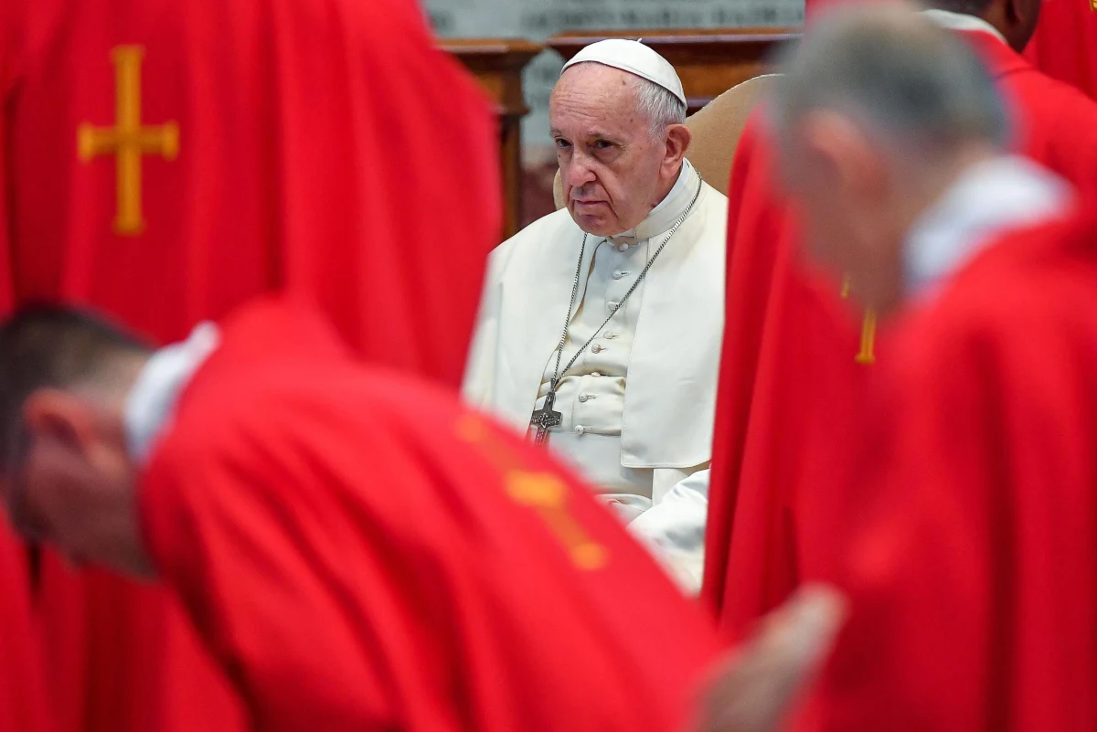 ​Papież Franciszek powiedział wiernym, że ewangelizować należy ze "skromnością". Ci, którzy głoszą Ewangelię nie są menedżerami ani "gwiazdorami na tournee" - podkreślił Franciszek podczas spotkania na modlitwie Anioł Pański w Watykanie.