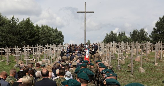 Na wzgórzu w Gibach, gdzie stoją dębowe krzyże symbolizujące ofiary obławy augustowskiej, obchodzono w niedzielę 73. rocznicę największej zbrodni dokonanej na Polakach po II wojnie światowej. Obława nazywana jest także małym Katyniem.
