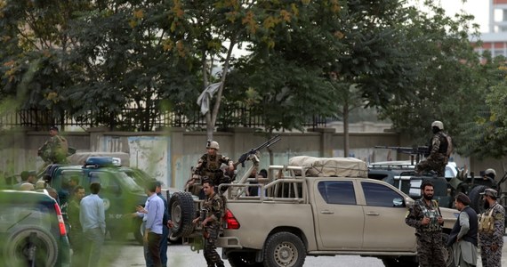 ​Co najmniej siedem osób zginęło, a kilkanaście zostało rannych w niedzielę najprawdopodobniej w wyniku samobójczego zamachu przeprowadzonego w pobliżu siedziby jednego z ministerstw w stolicy Afganistanu, Kabulu - poinformowały afgańskie władze.