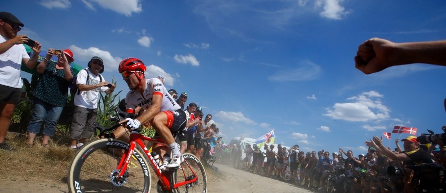 ​Niemiec John Degenkolb z ekipy Trek wygrał w Roubaix dziewiąty etap wyścigu kolarskiego Tour de France. Żółtą koszulkę lidera zachował drugi na mecie Belg Greg van Avermaet (BMC), który finiszował przed mistrzem swego kraju Yvesem Lampaertsem (Quick-Step).