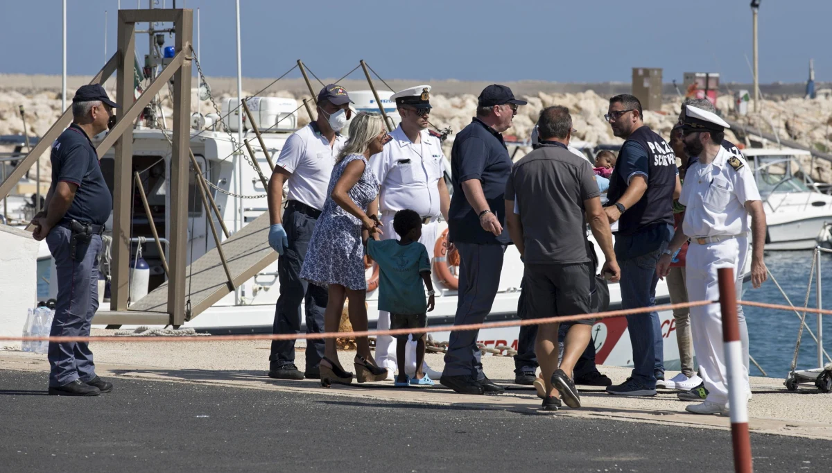 Za swoje "polityczne zwycięstwo" uznał rząd Włochy wynik prowadzonej przez siebie ofensywy dyplomatycznej, która doprowadziła do tego, że pięć krajów UE - Francja, Niemcy, Malta, Hiszpania i Portugalia - przyjmie po 50 migrantów z 450 przybyłych w rejon Sycylii.
