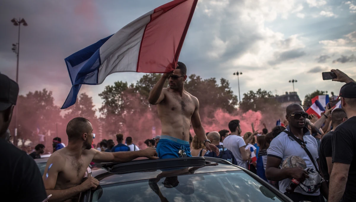​Grupy chuliganów i młodzieżowe bandy z imigranckich gett popsuły zabawę francuskim kibicom świętującym zwycięstwo Trójkolorowych - tak nocne starcia uliczne z policją w Paryżu i innych miastach Francji komentują nadsekwańskie media.