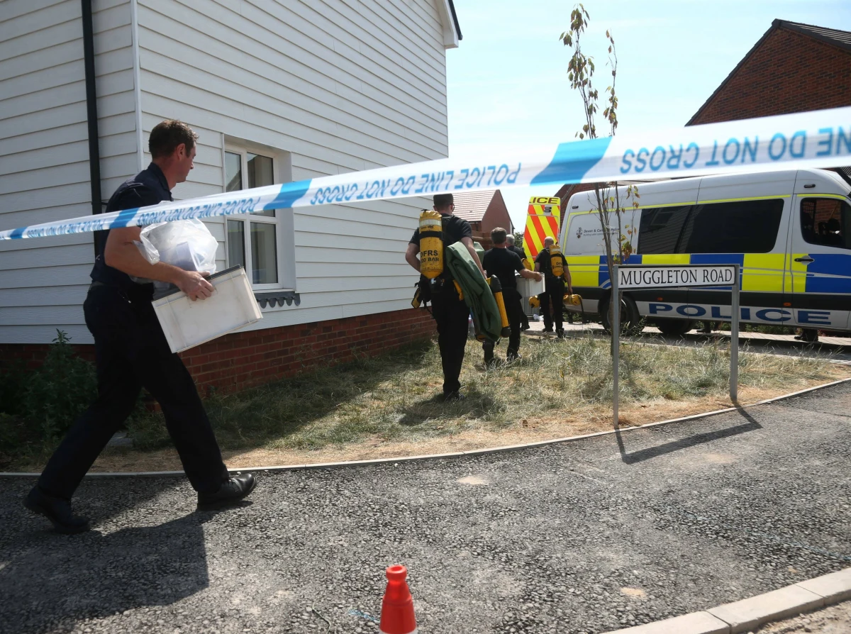 Nowiczok w buteleczce po perfumach. Szklany pojemnik został znaleziony przez mężczyznę zatrutego przed ponad dwoma tygodniami niebezpieczną substancją - takie informacje przekazał mediom brat Charliego Rowley’a, który wciąż znajduje się w stanie ciężkim w szpitalu. Według niego, 45-letni mężczyzna znalazł niewielką buteleczkę i przyniósł ją do domu. Jego partnerka użyła jej zawartości myśląc, że to perfumy. Zmarła kilka dni później na atak serca. 