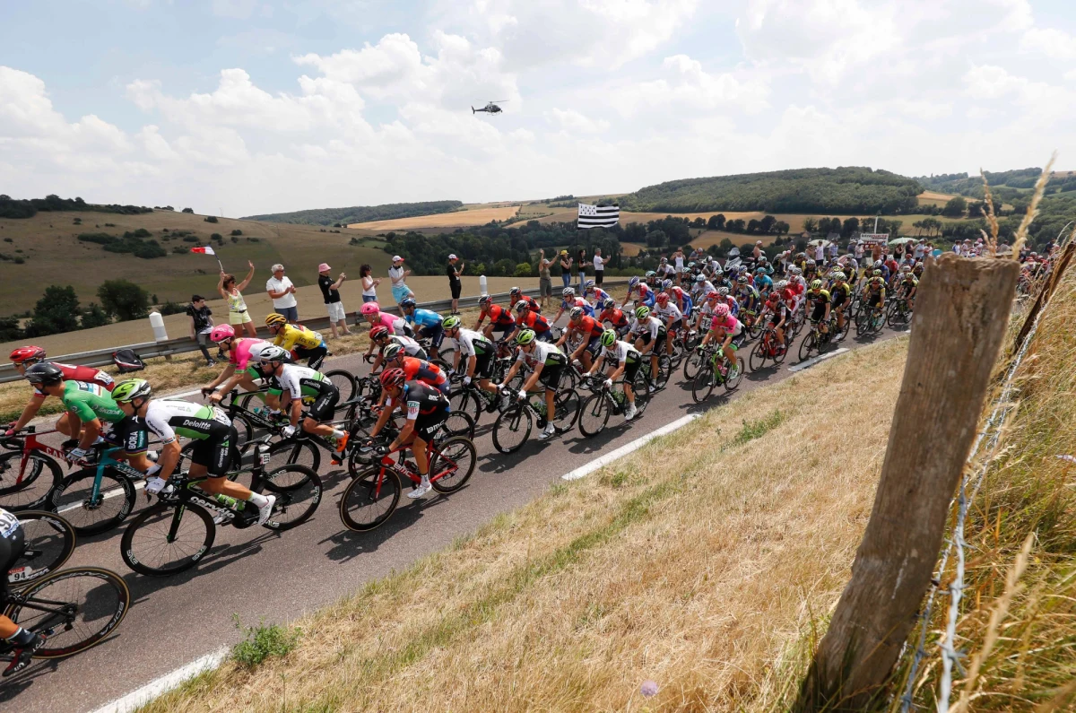 Rusza drugi tydzień rywalizacji w Tour de France. Żółtej koszulki lidera będzie bronił Belg Greg van Avermaet. Szóste miejsce w wyścigu zajmuje jak na razie Rafał Majka. Mamy dla Was trzy bidony z autografami naszego kolarza. Żeby je zdobyć, musicie odpowiedzieć tylko na jedno pytanie…