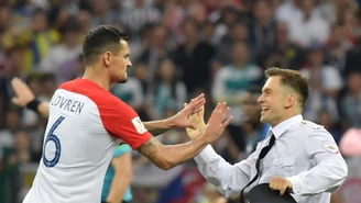 ​Mundial 2018. "Pussy Riot" na murawie. Dejan Lovren złapał intruza