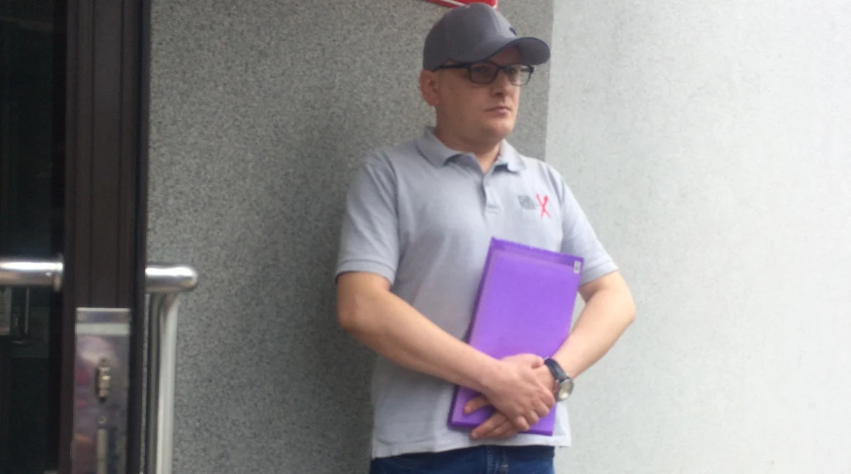 42-letni pan Rafał choć żyje, od grudnia ubiegłego roku uznany jest za zmarłego. W Szpitalu Miejskim w Sosnowcu pomylono go z pacjentem, który zmarł. Miał tak samo na imię i nazwisko. Obaj panowie urodzili się w tym samym roku. Dziś w Sądzie Rejonowym w Sosnowcu odbyło się posiedzenie w sprawie pana Rafała. Za tydzień sąd ma wydać orzeczenie, dzięki któremu mężczyzna wróci do żywych. 