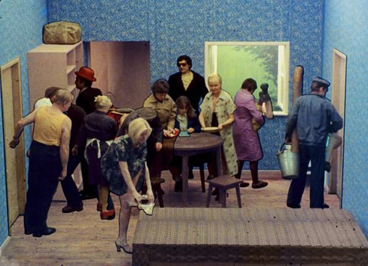 ​"Tango na 16 metrach kwadratowych" to nowa wystawa o mieszkaniowej gimnastyce, którą można oglądać w Zachęcie - Narodowej Galeria Sztuki w Warszawie. Jej centralny punkt to monumentalnych rozmiarów meblościanka. Inspiracją do jej stworzenia była oskarowa animacja Zbigniewa Rybczyńskiego.