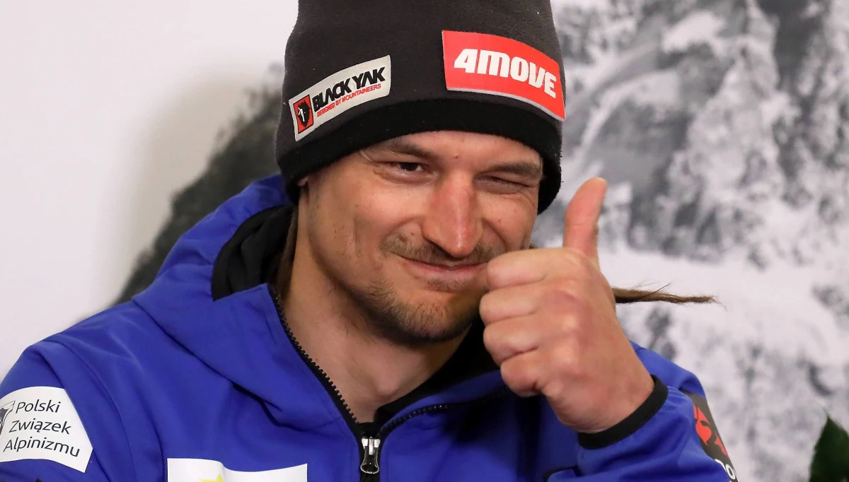 Na szczycie Gasherbruma II Adamowi Bieleckiemu towarzyszył Felix Berg. Wspinacze na szczyt ośmiotysięcznika dotarli o godzinie 14:10 polskiego czasu. Obecnie obaj schodzą granią południowo-zachodnią.