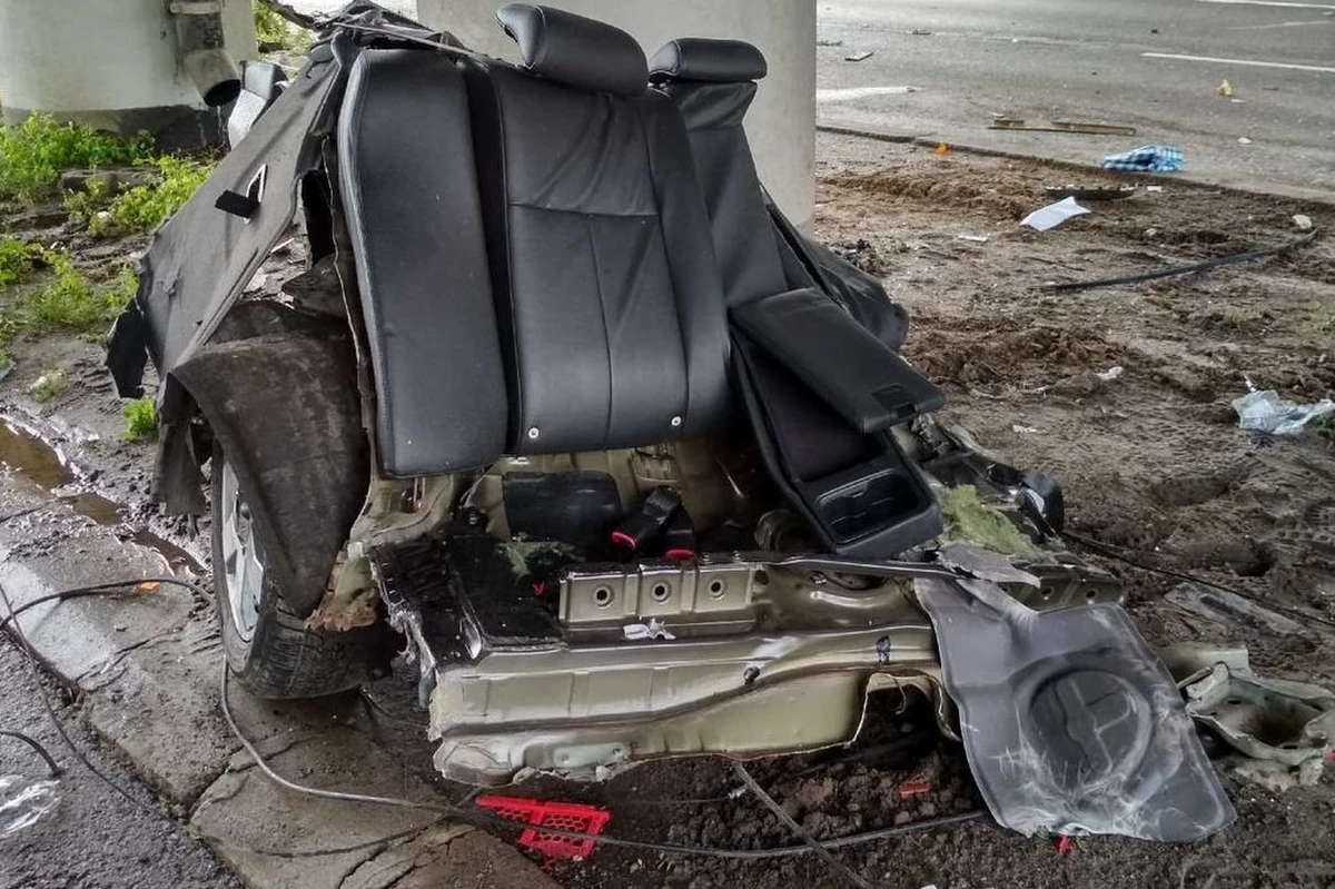 Lubelska policja wyjaśnia okoliczności wypadku, do jakiego doszło dziś na al. Witosa w Lublinie. Kierujący chevroletem przejechał przez pas zieleni, wjechał na przeciwległy pas ruchu i zderzył się z busem. Siła uderzenia była tak duża, że w z samochodu osobowego oderwała się jego tylna część.