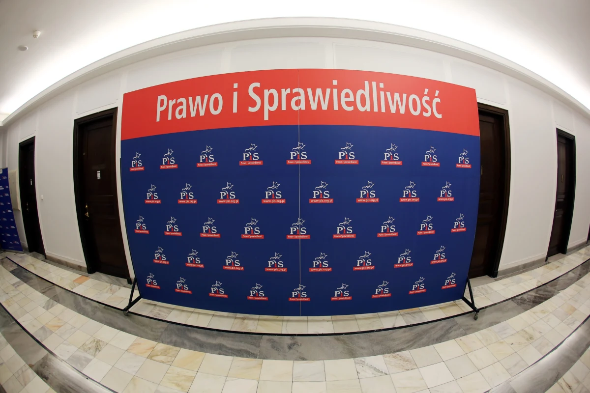 Gdyby wybory do Sejmu odbyły się w lipcu, 34 proc. osób deklarujących gotowość wzięcia udziału w wyborach, zagłosowałoby na PiS, a 23 proc. na PO. W stosunku do ubiegłego miesiąca, partia rządząca odnotowała 7 punktów proc. spadku poparcia - wynika z sondażu Kantar Public.