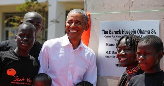 Przebywający z wizytą w Kenii były prezydent USA Barack Obama wziął udział w otwarciu centrum młodzieżowego, będącego projektem jego przyrodniej siostry. Odwiedził również rodzinną wioskę swojego ojca - Kogelo.