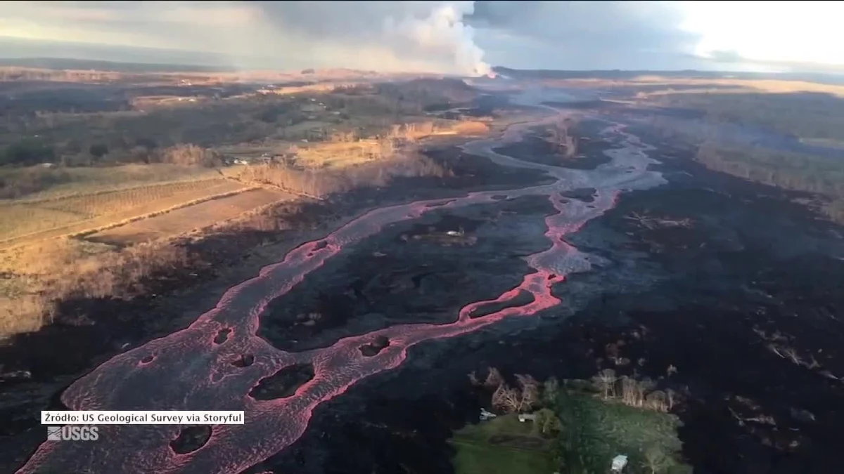 Wulkan Kilauea wybuchł na początku maja siejąc spustoszenie i niszcząc wszystko po drodze. Lawa, która spłynęła do oceanu utworzyła u wybrzeży Hawajów niewielką wyspę.
