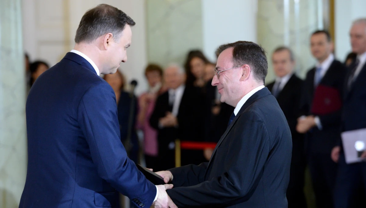 Niekonstytucyjne jest nieuwzględnienie w przepisach prezydenckiego aktu łaski jako powodu niedopuszczalności dalszego prowadzenia postępowania karnego - orzekł Trybunał Konstytucyjny. Sprawa dotyczy głośnego ułaskawienia przez prezydenta Andrzeja Dudę byłego szefa CBA Mariusza Kamińskiego: Duda podjął taką decyzję w listopadzie 2015 roku, choć Kamiński nie został skazany prawomocnym wyrokiem sądu. Pod koniec maja 2017 w sprawie wypowiedział się Sąd Najwyższy, który uznał, że prezydenckie prawo łaski może być stosowane wyłącznie wobec osób prawomocnie skazanych. Trybunał Konstytucyjny orzekł dzisiaj natomiast wprost przeciwnie: że Duda miał prawo ułaskawić Kamińskiego.