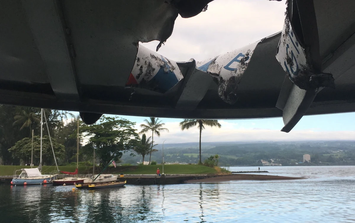 23 osoby zostały ranne, gdy kula gorącej lawy wulkanicznej spadła na statek z turystami, którzy oglądali erupcję wulkanu Kilauea na największej wyspie archipelagu Hawajów - Hawaii, znanej też jako Big Island - poinformowały w poniedziałek lokalne władze.