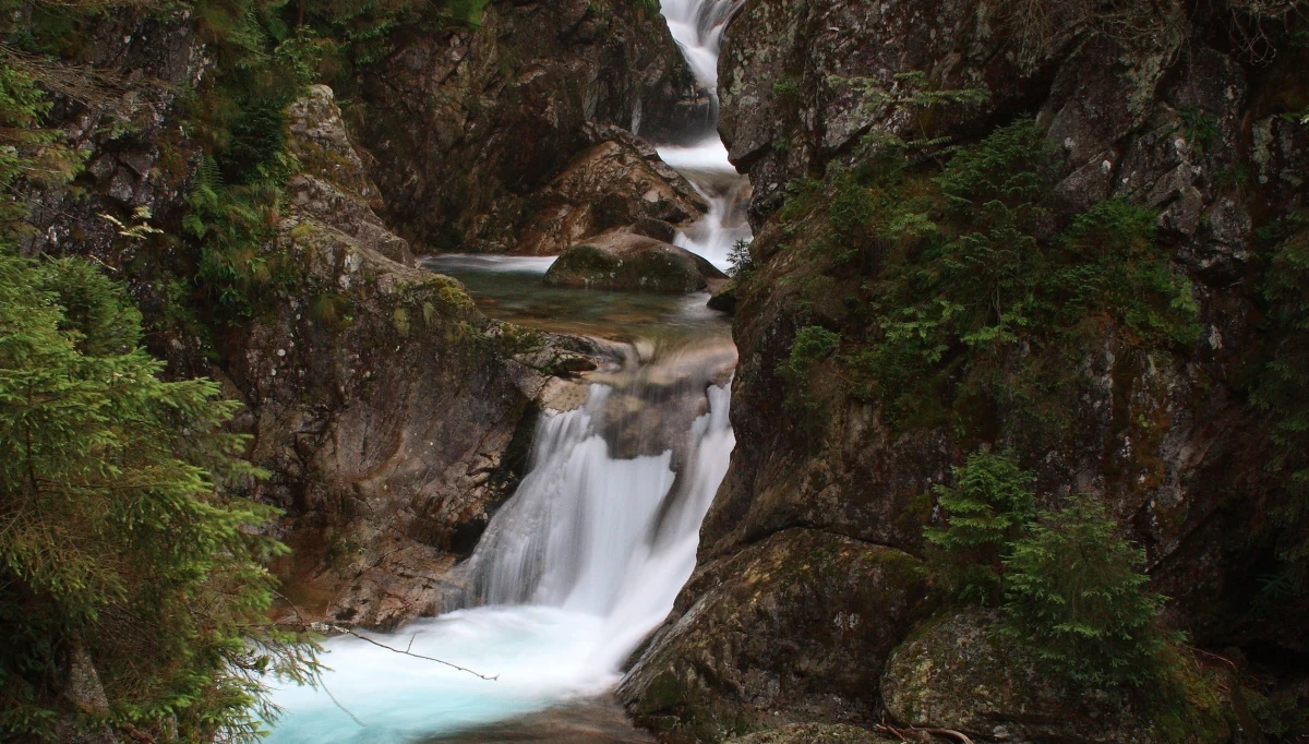 ​Około 60-letnia turystka zasłabła na szlaku prowadzącym z Wodogrzmotów Mickiewicza do Doliny Pięciu Stawów Polskich w Tatrach.
