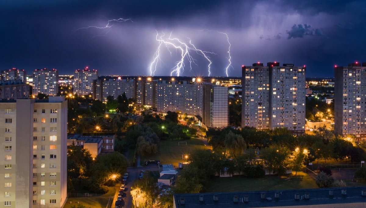 Instytut Meteorologii i Gospodarki Wodnej ostrzega przed burzami i intensywnymi opadami deszczu. Mogą wystąpić niemal w całej Polsce. Na rzekach w woj. wielkopolskim i łódzkim możliwy jest gwałtowny wzrost stanu wód.